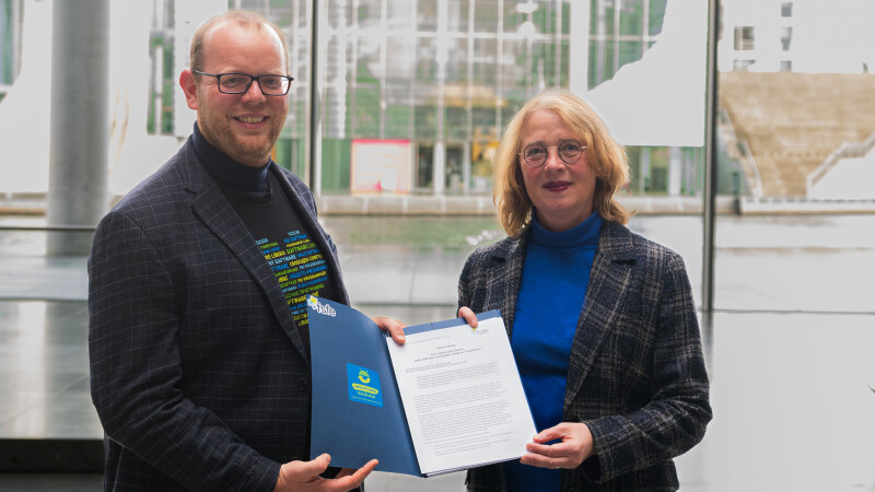 deutscher bundestag nimmt offenen brief zu upcycling android entgegen